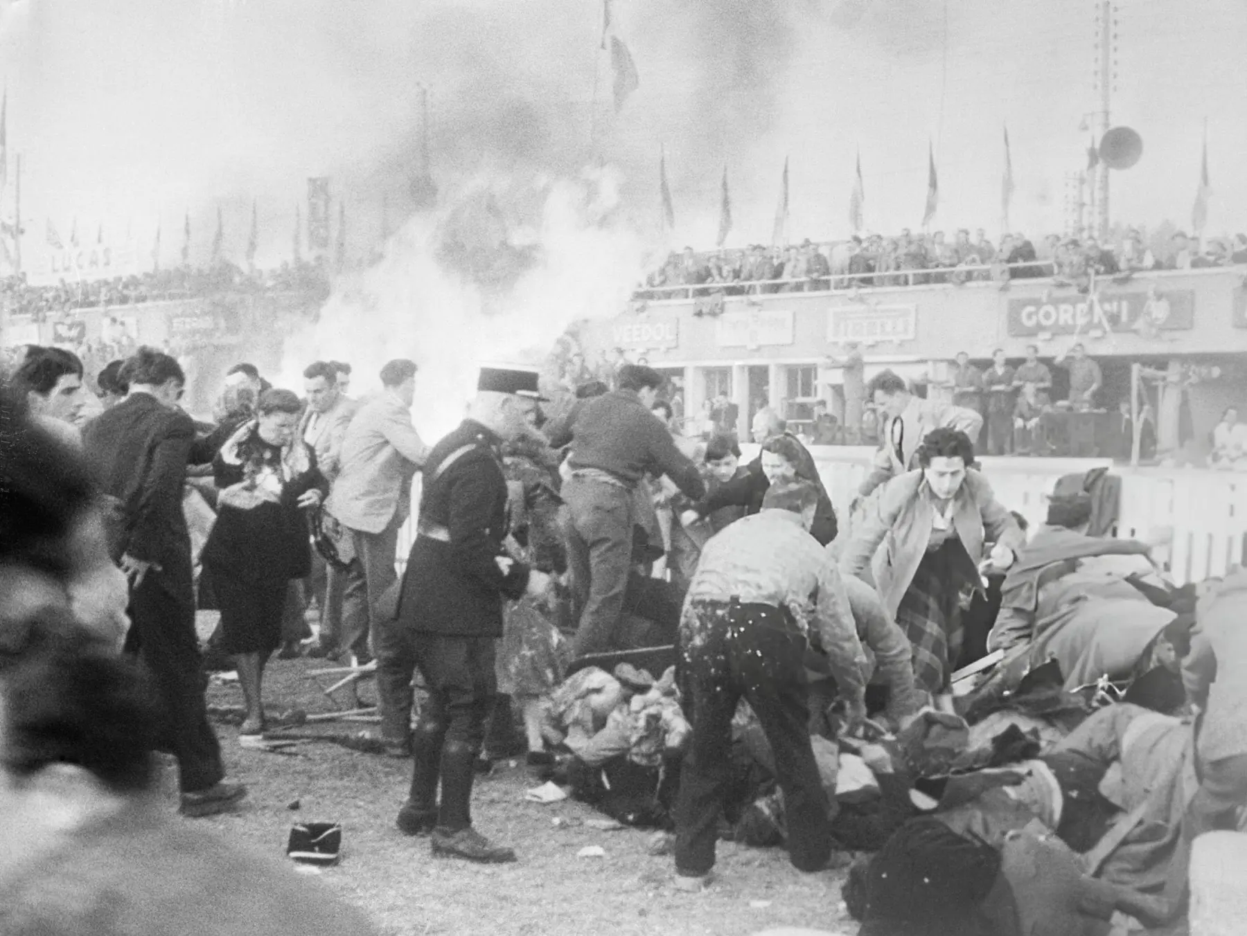 Crowds of people searching for survivors after the crash